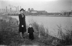 845187 Afbeelding van mw. Mien Bruinsma-Magielse met haar zoontje Johnny langs het Merwedekanaal te Zuilen met op de ...